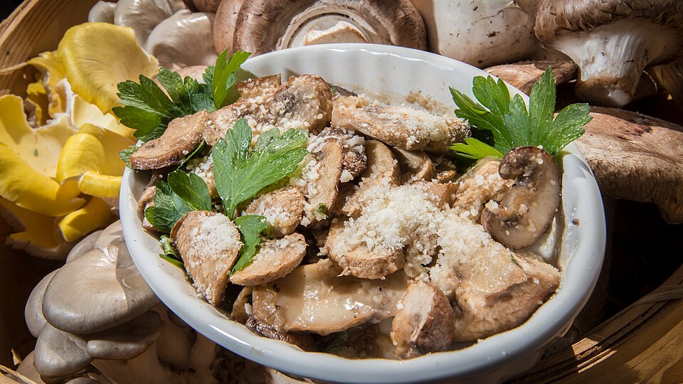 Plato de hongos con perejil